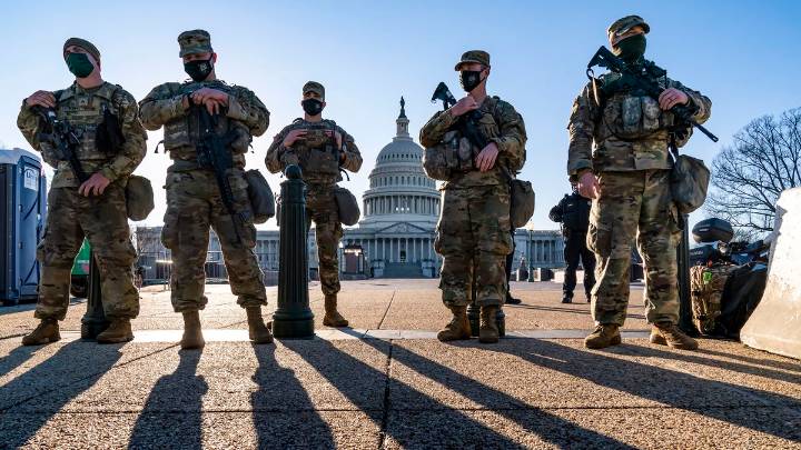 Las acciones de Trump para tomar el control de Washington son inéditas. Esto dice la ley.