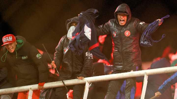 Copa Sudamericana: Suspenden partido entre Independiente y la U de Chile por violencia en las tribunas