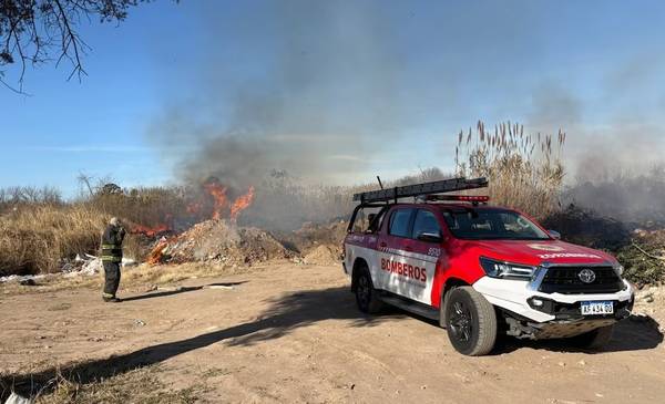 Córdoba: en medio del riesgo extremo, bomberos contuvieron dos incendios