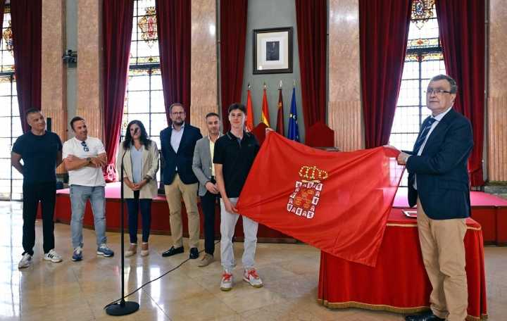 Murcia | El Ayuntamiento de Murcia premia al joven piloto de motociclismo Máximo Quiles con una placa conmemorativa