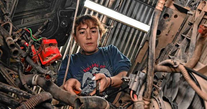 Verónica, la mecánica de autos y fotógrafa de rally regional que arma y desarma motores en Roca