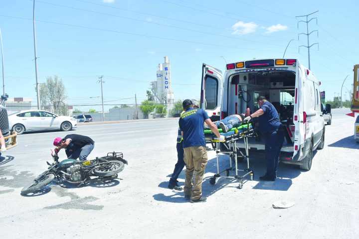 Mujer queda lesionada tras accidente en moto