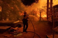 Incendio forestal arrasa las montañas al norte de Los Ángeles 