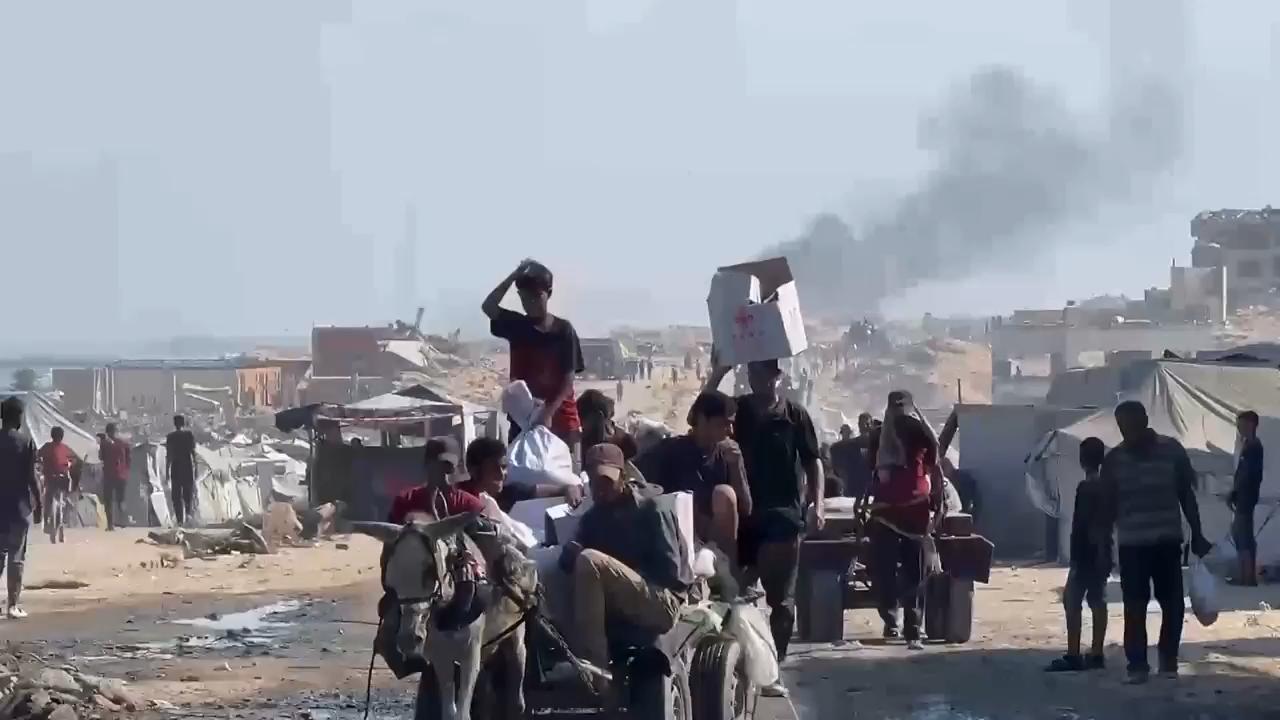 Gaza City residents return from the Zikim area with aid after famine declaration