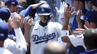 Dodgers remontan con jonrón de Betts y barren a Padres en serie divisional