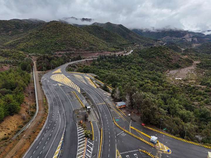 Rescue workers race to save five men trapped in Chilean copper mine