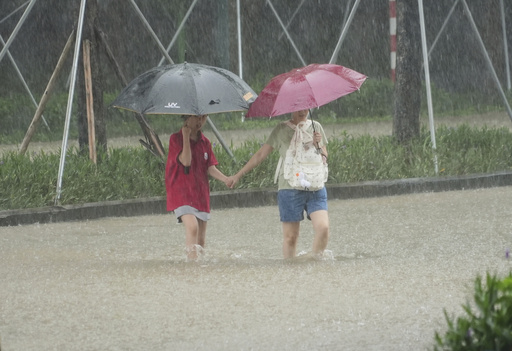 Tormenta tropical deja 3 muertos en Vietnam y lleva fuertes lluvias a partes del sudeste asiático