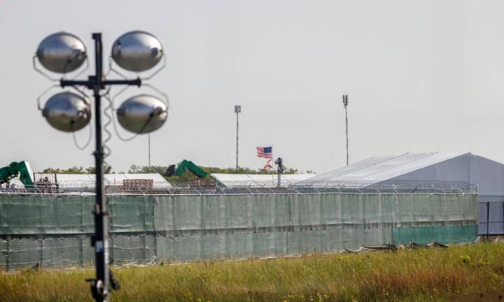 El cónsul de México entrevista a más de 30 mexicanos detenidos en 'Alligator Alcatraz'