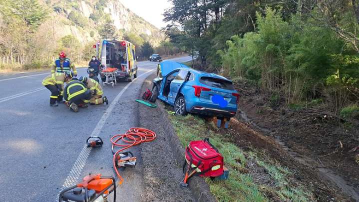 Accidente de tránsito en Mañihuales: Conductora lesionada trasladada a Hospital Regional