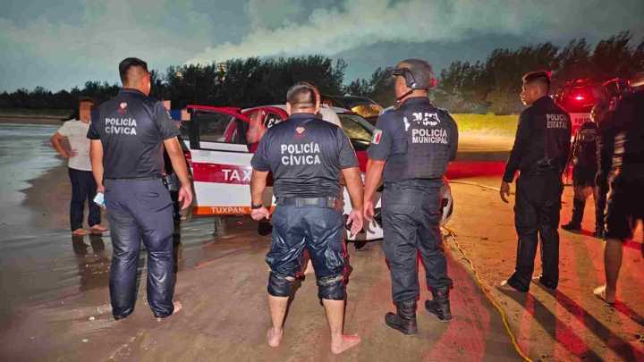 Rescatan a Taxista que Cayó al Mar con su Vehículo en Tuxpan, Veracruz