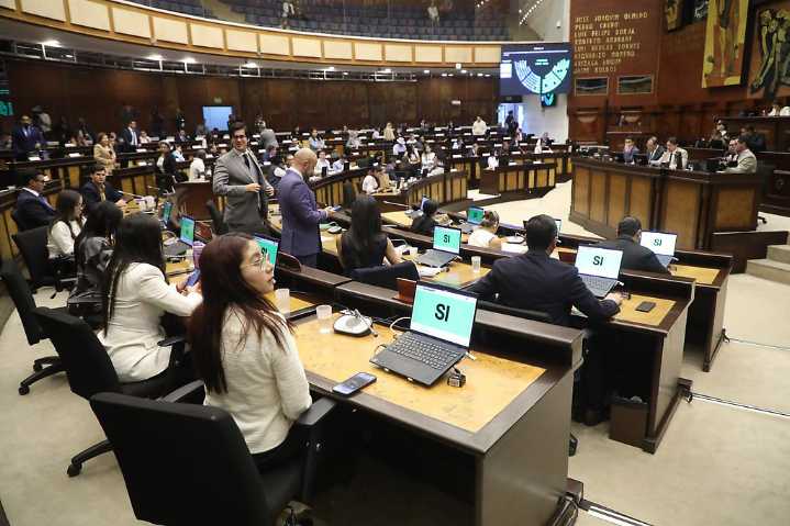 Ecuador pone fin a acuerdo migratorio con Venezuela firmado hace quince años