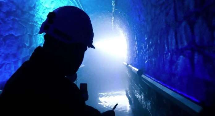 Un minero permanece atrapado tras derrumbe en Polonia; rescatistas intentan descender a 850 metros