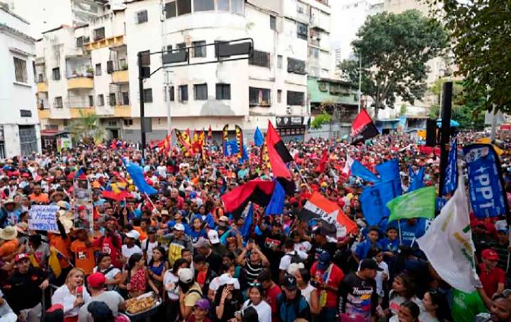 El pueblo revolucionario se moviliza en apoyo al presidente Nicolás Maduro