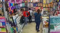 Captan a Presuntas Carteristas Robando a una Mujer que Compraba Útiles Escolares en Monterrey