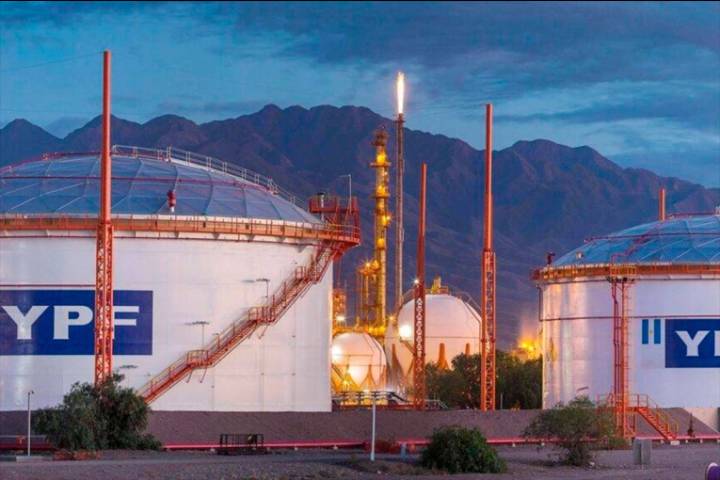 Corte de Nueva York frena entrega de acciones de YPF mientras se resuelve la apelación