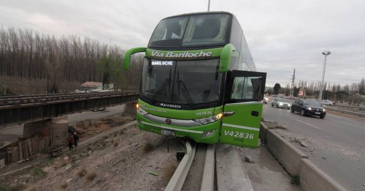 Fuerte choque en el puente Neuquén – Cipolletti: cómo está el tránsito en la Ruta 22, tras el impacto de un colectivo
