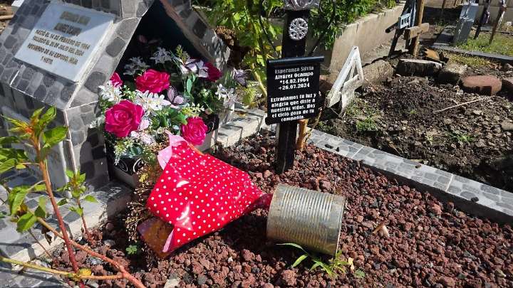 Panteones de Cuautla piden evitar uso de latas de chiles como floreros