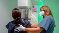 Los pacientes de cáncer menores de 45 años crecen un 3% al año