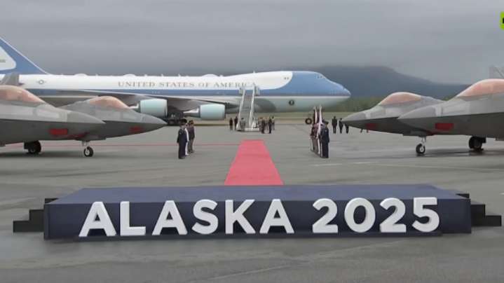 Trump aterriza en Alaska para un encuentro histórico con Putin
