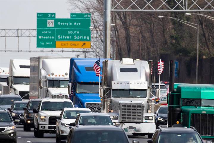 Camioneros inmigrantes temen más restricciones tras suspensión de visas de Trump