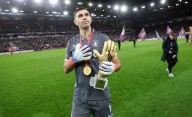 Por qué Dibu Martínez sigue jugando en Aston Villa y qué equipos lo quieren