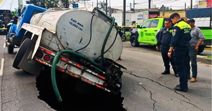 Se abre socavón en plena Calz. Ignacio Zaragoza y se ‘traga’ pipa de agua