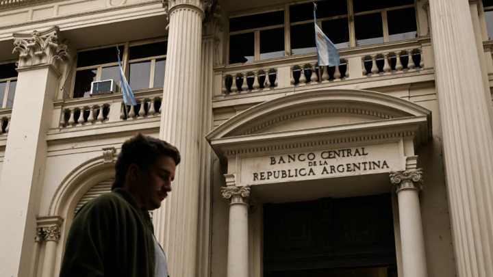 Gastos en el exterior y compra de dólares para ahorro