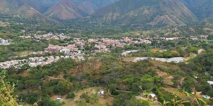 Montañas y cascadas: el panorama del municipio donde no descansa el sol en Antioquia