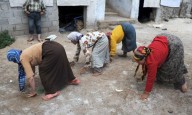 Familia que camina “en cuatro patas” revierte tres millones de años de evolución