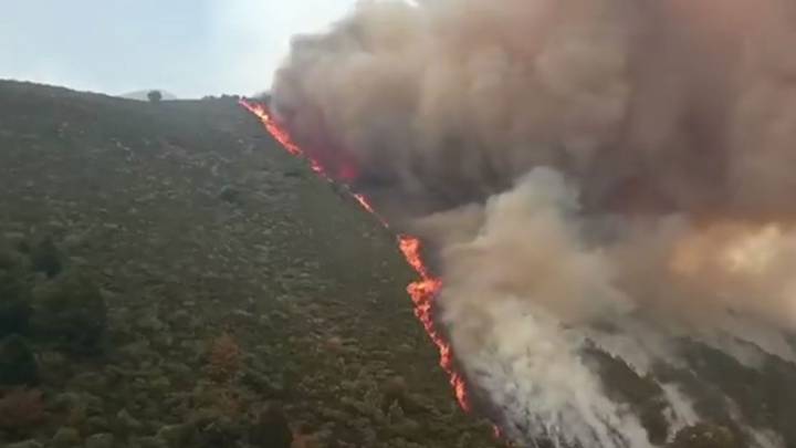 El fuego entra en la vertiente leonesa de los Picos de Europa y obliga a desalojar Caín