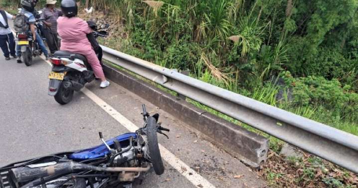 Chocaron en moto: conductor y parrillera rodaron 10 metros en vía de Caldas