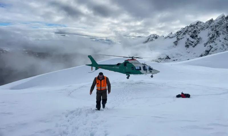 Sección Aérea de Carabineros junto al GOPE Aysén rescatan a tres senderistas desde Cerro Kristine
