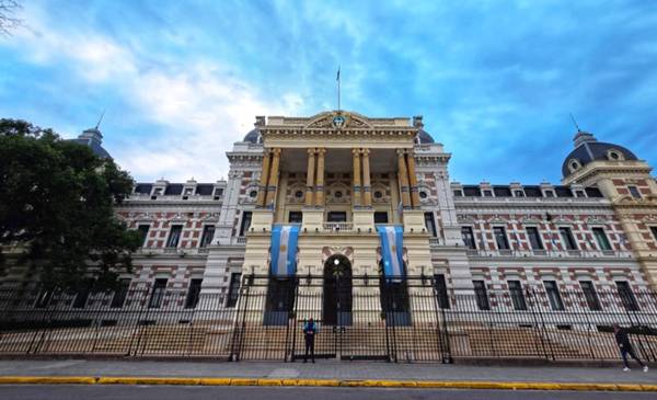Así quedarán los sueldos de estatales y docentes con la oferta de aumento salarial de la Provincia