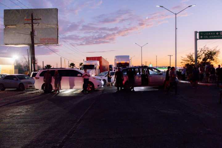 Mexicalenses bloquean carretera a Tijuana por falta de luz y altas temperaturas