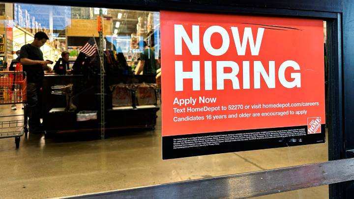 U.S. applications for jobless benefits rise modestly