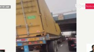 Cercado de Lima: camión queda atascado en puente de la vía Expresa y genera caos vehicular