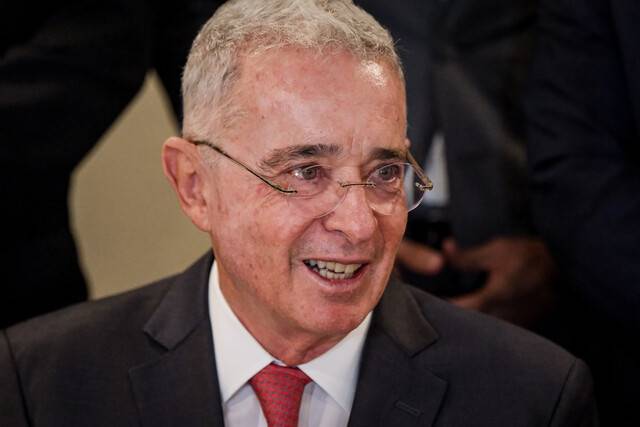 Álvaro Uribe recibe boleta de libertad y promete salir a las calles de inmediato
