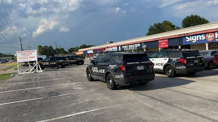 West Houston: Officers seek suspects who fled fatal shooting