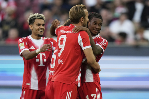 Bayern sobrevive a un susto para ganar 3-2 en Augsburgo en la Bundesliga