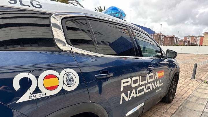 Detenido un hombre por fotografiar a varias mujeres mientras se duchaban en Santander
