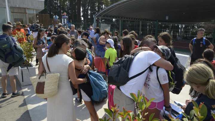 Abrazos y lágrimas en el reencuentro con sus familias de los más de 100 niños confinados en Manzaneda, Ourense