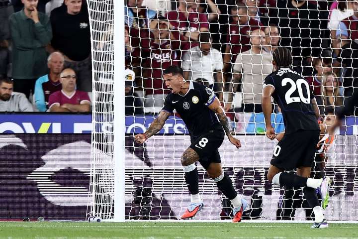 Goles de selección. Enzo Fernández y Gio Lo Celso, en el área: un toque de clásico N°9 y un disparo de "pescador"