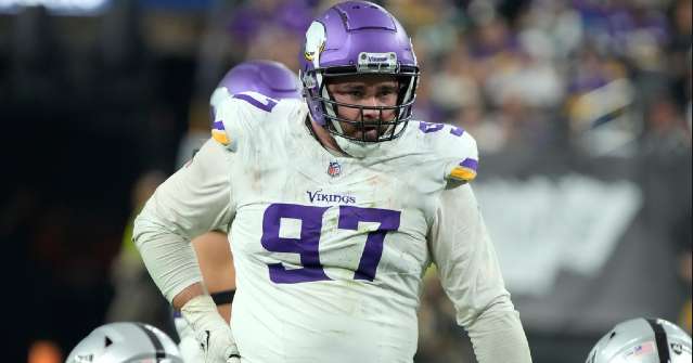 Jets trade for nose tackle Phillips from Vikings, AP source says, after acquiring Briggs from Browns