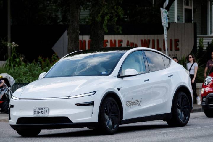 NTSB investigating why Tesla is slow in reporting crashes involving self