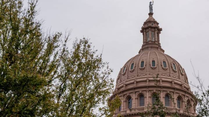 Texas Senate panel advances new House maps amid standoff