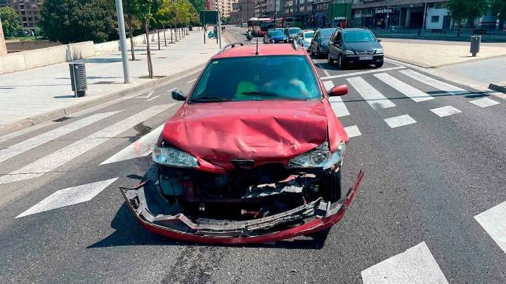 Provoca un accidente en Zaragoza y huye tras abandonar su coche en plena Avenida de Madrid