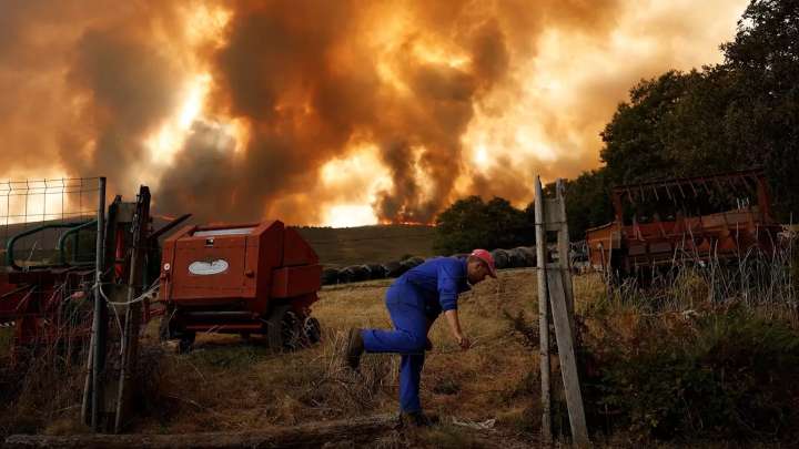 El fuego en parte de Galicia sigue descontrolado y obliga a desalojar a 1.700 personas