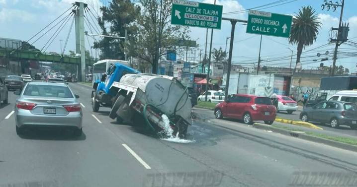 VIDEO: ¡Se fue al hoyo! Pipa cae en un socavón sobre la calzada Ignacio Zaragoza