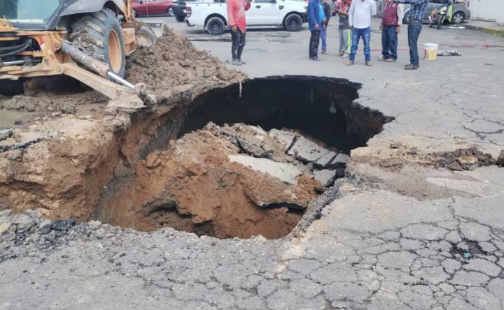 Socavón afecta colonia Granjas Valle de Guadalupe, Edomex; mide más de 6 metros de diámetro y 3 de profundidad