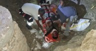 Motociclista cae en socavón en Ébano; está grave
